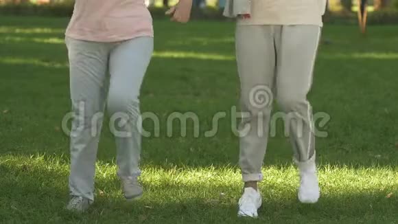 活跃的退休妇女在公园做早操热身运动视频的预览图