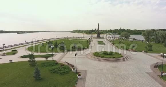 雅罗斯拉夫尔俄罗斯斯特雷卡公园和1000年纪念碑亚罗斯拉夫尔空中飞行视频的预览图
