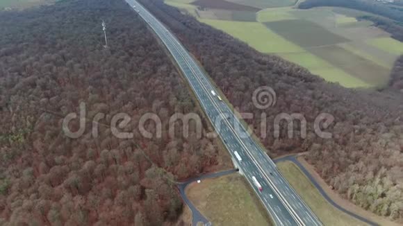 德国一条长宽高速公路的空中拍摄车流量很大4k视频的预览图