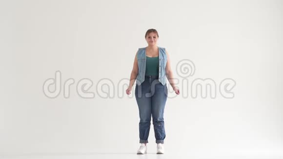 胖女人在工作室跳舞视频的预览图