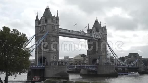 伦敦市中心夏季白天塔桥和泰晤士河上方的交通对多云天空的影响视频的预览图