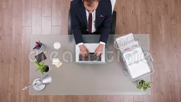 年轻商人在他的笔记本电脑上打字的俯视图视频的预览图