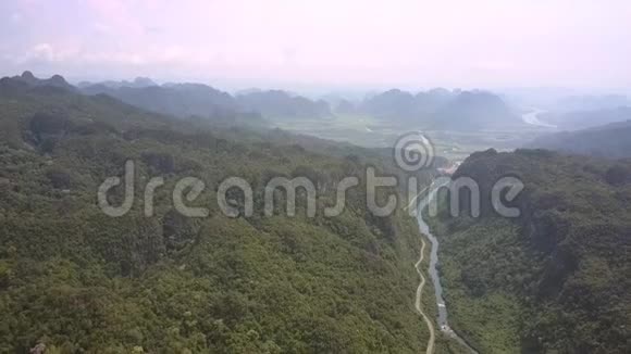 浓雾笼罩在狭窄的山河上靠近弯曲的道路视频的预览图