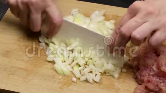女的厨师他的手切洋葱片做油炸或沙拉在自制食谱上烹饪的部分过程视频的预览图