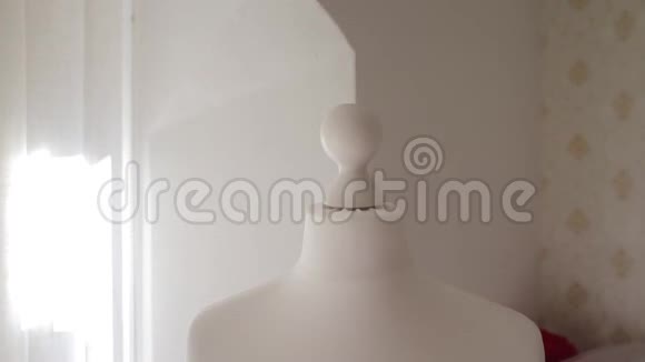 白色人体模型没有手的窗户背景视频的预览图