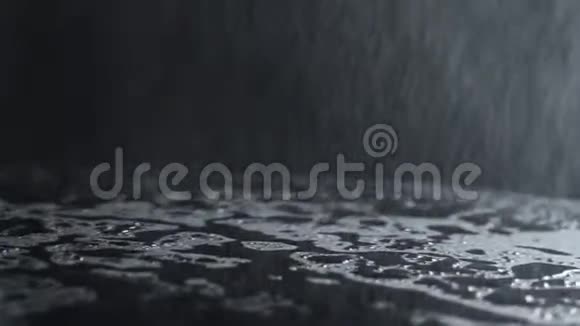 水滴在黑色的表面下雨了表面在旋转视频的预览图