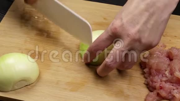 女的厨师他的手切洋葱片做油炸或沙拉在自制食谱上烹饪的部分过程视频的预览图