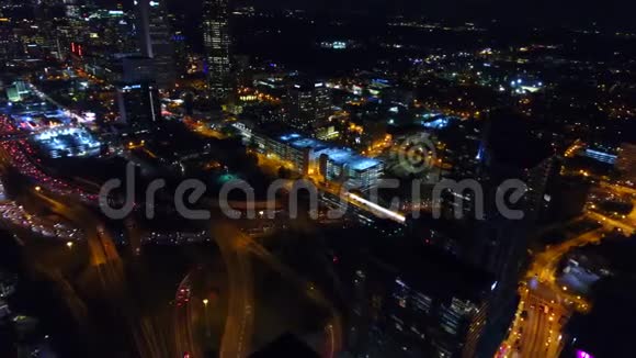 亚特兰大航空飞越高速公路立交桥市中心的夜景视频的预览图
