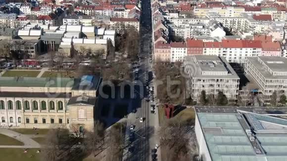 慕尼黑交通和电车繁忙的长街空中拍摄4k视频的预览图