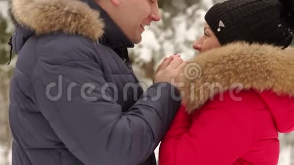 有爱心的人在冬天温暖妻子双手视频的预览图