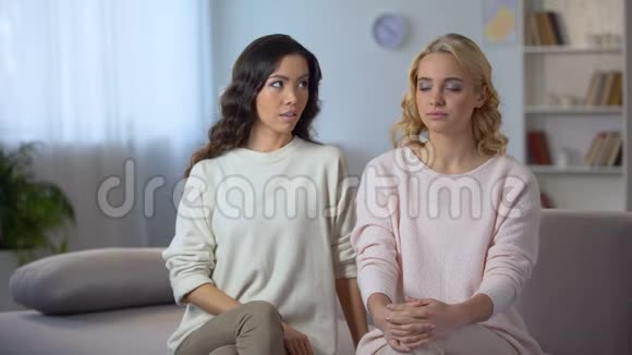 傲慢的女人冒犯了她的女朋友争吵女士们坐在家里的沙发上视频的预览图