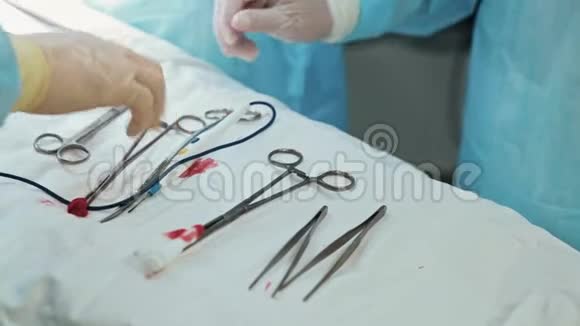 在手术过程中双手准备好医疗器械动作缓慢视频的预览图