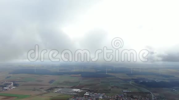 从云层拍摄的德国大型风力涡轮机的空中镜头4k视频的预览图