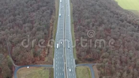 高速公路森林和周围田野的空中镜头4k视频的预览图