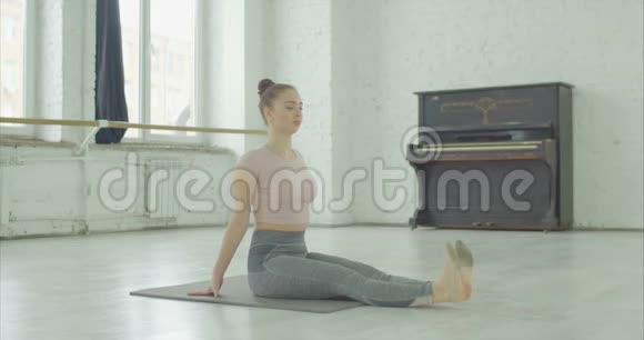 灵活的女人在舞蹈排练前伸展视频的预览图