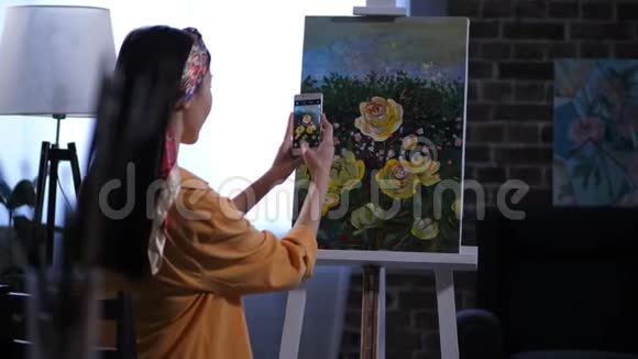 女画家用牡丹画艺术品视频的预览图