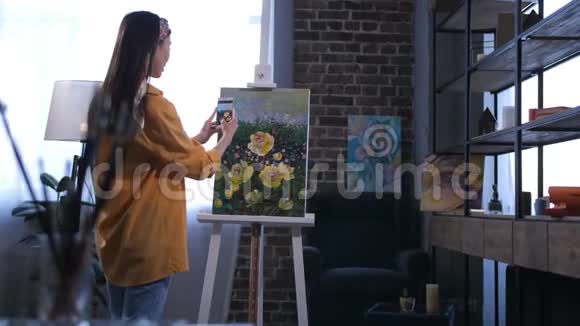 艺术家用花在画布上拍照视频的预览图