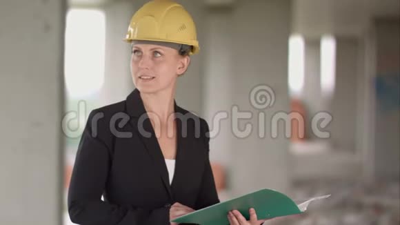 女建筑师看建筑工地的蓝图视频的预览图
