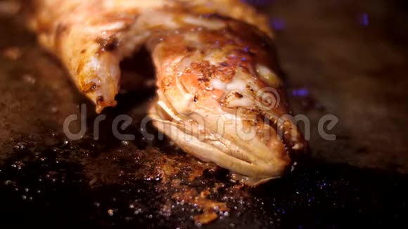 传统上煮熟的鱼在黑锅里里面有油视频的预览图