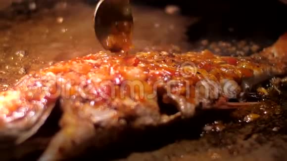 人在油锅上的细鱼片上倒入甜酱视频的预览图