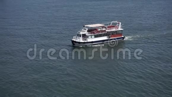 一艘小运输船在平静清澈的水面上缓缓漂浮视频的预览图