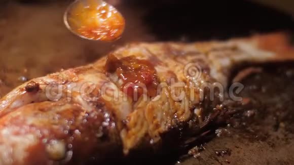 用美味的亚洲酱煮鱼和抹上美味的鲤鱼视频的预览图