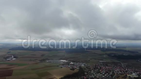 德国城市附近有风力涡轮机空中镜头4k视频的预览图