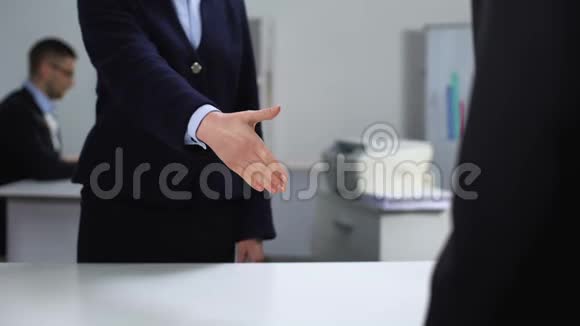穿西装的男人和女人在工作场所握手商业交易合作视频的预览图