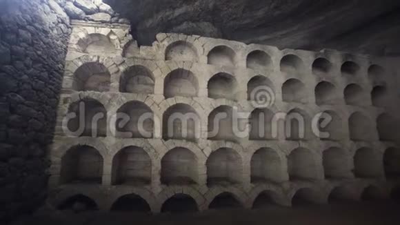 岩石洞穴中的古酒窖视频的预览图