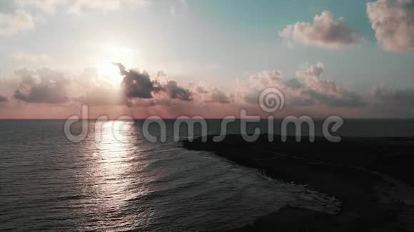空中无人机观看美丽的海洋日落与空的旅游长廊视频的预览图