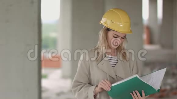 一个建筑工地的年轻女建筑师建筑工程师视频的预览图