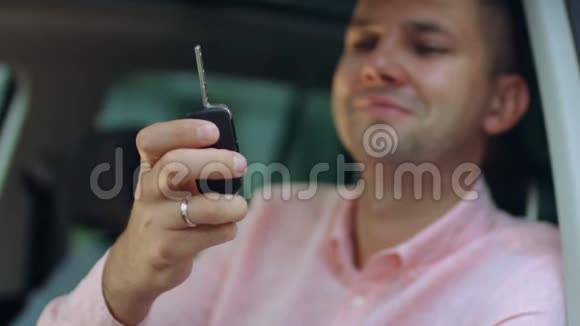 男性手握新车钥匙视频的预览图