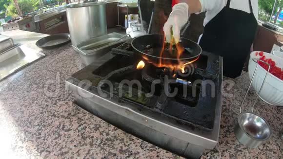 厨师用平底锅在明火上准备早餐视频的预览图