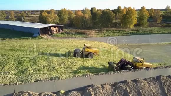 空中观景机在农场的坑式夯仓工作视频的预览图