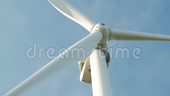 风力发电机慢速旋转的特写镜头视频的预览图