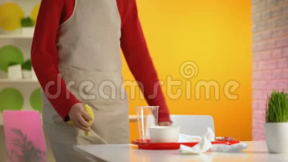 女服务员擦咖啡桌拿走塑料托盘低薪工作职业视频的预览图