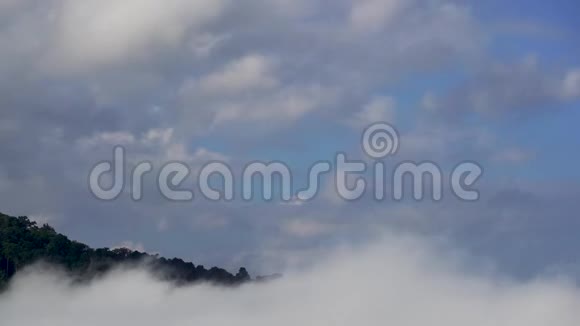 晨雾穿山运动积云随风而去KhaoKhoPhetchabunTha的雾视频的预览图