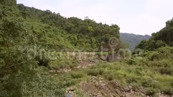 一条条小而窄的山河蜿蜒于绿树之间视频的预览图
