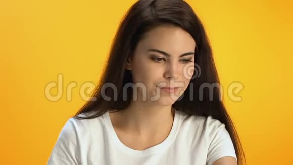快乐的女性在咖啡馆喝新鲜橙汁富含维生素的饮料视频的预览图