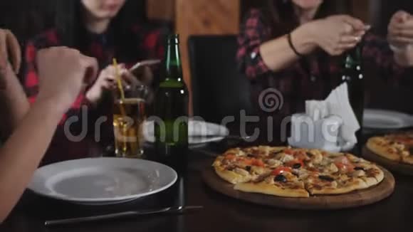 在披萨店里和有趣的女孩喝酒聊天视频的预览图