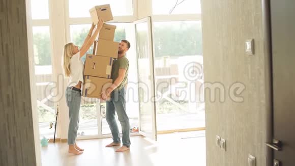 女人把移动的箱子放在大堆上男人把所有的东西视频的预览图