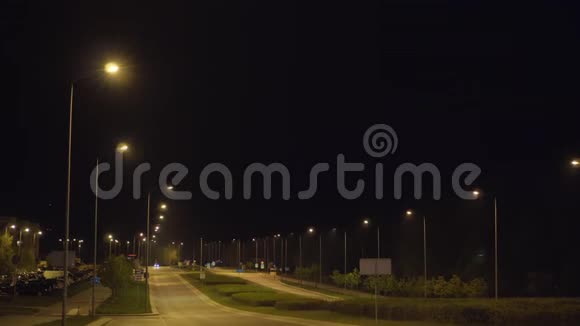 夜间道路上的闪电视频的预览图