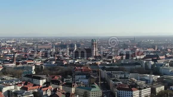 历史上著名的Frauenkirche教堂背景是慕尼黑大城市4k视频的预览图