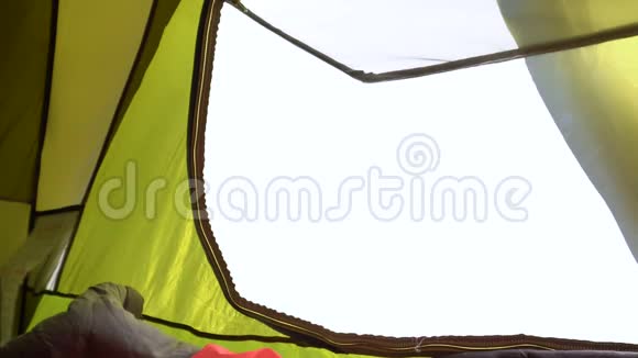 从帐篷中眺望群山视频的预览图