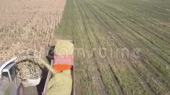 近距离俯视收割机将玉米团倒入拖车视频的预览图