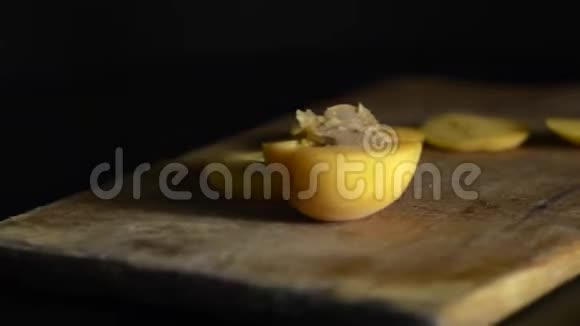 水果黄色杏子躺在盘子上黑板在黑色的背景上视频的预览图