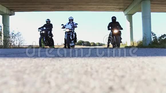 树摩托车手开始在摩托车上驾驶视频的预览图