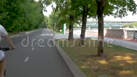 两个人骑着山地自行车在公园里沿着一条专用的小路视频的预览图