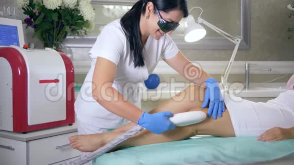 美容的现代技术医学眼镜大师做水疗中心客户妇女腿部激光脱毛视频的预览图