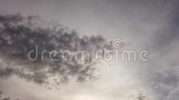 随着时间的推移银色的日落天空伴随着卷云和纹云视频的预览图